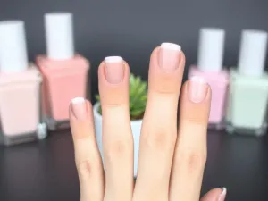 Paznokcie rosnące do góry – przyczyny, objawy i leczenie