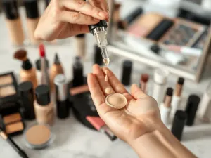 Czy makijaż niszczy cerę?