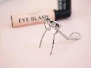 Czym nakładać bronzer? Przewodnik po aplikacji kosmetyku